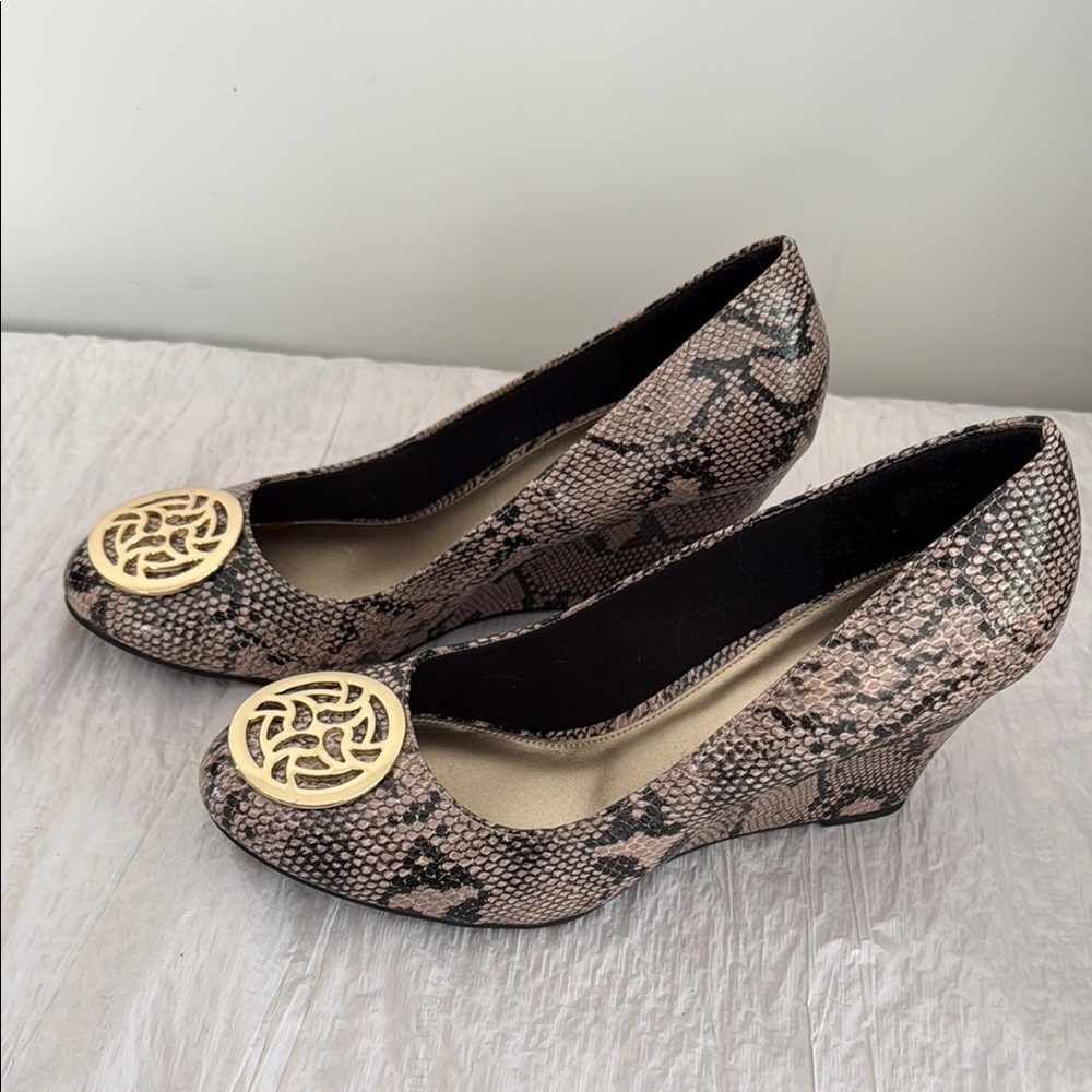 FIONI Clothing Brown and Gold Wedge Shoes size 11 snake skin pattern